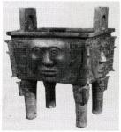 <em>Фан-дин</em> с рельефным изображением человеческого лица. Эпоха Шан-Инь