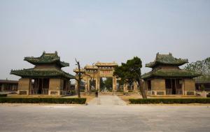 Кунлинь. Ваньгу чанчунь фан (Мемориальная арка вечной весны, длящейся во веки веков)