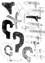  Рис.3. Бронзовые клевцы и секиры из уезда Цзюньсянь и их аналогии: 1, 5, 10 – из уезда Цзюньсянь пров. Хэнань; 2 – из погребения М2 могильника Байфу уезда Чанпин Пекинского округа; 3, 6, 8, 9, 11 – из могильника Байцаопо уезда Линтай пров. Ганьсу (3, 8, 9 – из погребения М2; 6, 11 – из погребения М1); 4 – из Шанхайского музея; 7, 15–17 – из могильника Чжанцзяпо уезда Чанъань пров. Шэньси (7 – из погребения М170, 15 – из погребения К12, 16 – из погребения М110, 17 – из погребения М37); 12 – подъемные сборы на могильнике Сиань уезда Цзяосянь пров. Шаньдун; 13 – из погребения BZM19 могильника Чжуюаньгоу уезда Баоцзи пров. Шэньси; 14 – из погребения М42 могильника Синьцунь уезда Цзюньсянь; 1, 2 – клевцы с треугольным бойком, 3 – трезубец <em>цзи</em>, 4–7 – секиры с кольцевым лезвием, 8–17 – черешковые прямообушные клевцы с короткой бо­родкой. Все – бронза. Все даны в одном масштабе. Сведение к одному масштабу выполнено автором