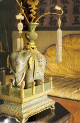  Ил.62. Скульптурное изображение &laquo;слона великого мира&raquo; ( тайпин юсян ) с вазой на спине (одно из пары), установленное около трона в дворцовом павильоне  Янсиньдянь . 
 Музей Гугун, Пекин [162, c.53]. 