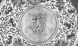 Ил.189. Иезуитская марка на кантонской расписной эмали первой половины XVIII в. [197, c. 87]. 