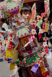 Рис. 2. Юноша, прошедший церемонию совершеннолетия, с бумажным домом Ци нянма. (2011 г., г. Тайнань).