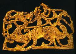 Пластина, изображающая небожителя верхом на драконе. Золото, зернь. Эпоха Восточная Цзинь