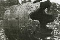 Древний колокол-чжун с зубчатыми краями.