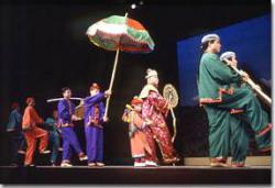 Illustration 7: Taafaakû du hameau d’Iju (2003).Il s’agit de la pièce <em>Da huagu</em> adaptée et transformée par le hameau d’Iju